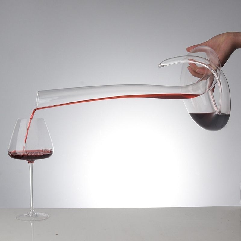 Creative decanter, a high-end snake-shaped wine divider for home use in restaurants, a crystal glass wine quick decanter Specification drawing