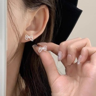 Simple and elegant bow stud earrings, trendy and niche design for women on Instagram, versatile earrings, the new style of earrings in 2025 Specification drawing