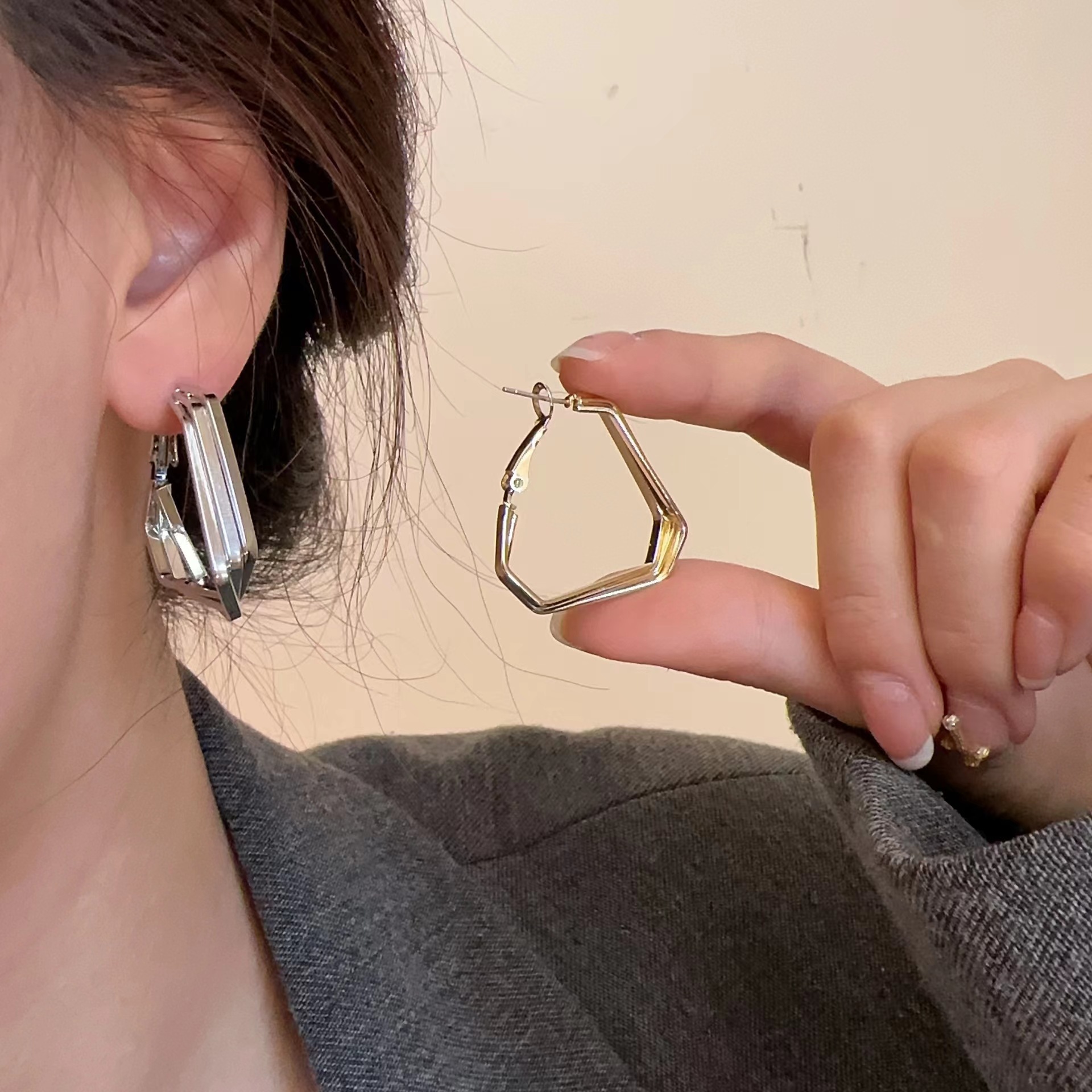 Simple, high-end and cold style multi-layer geometric ear rings and stud earrings for women, versatile, simple, fashionable, individual and elegant earrings full figure