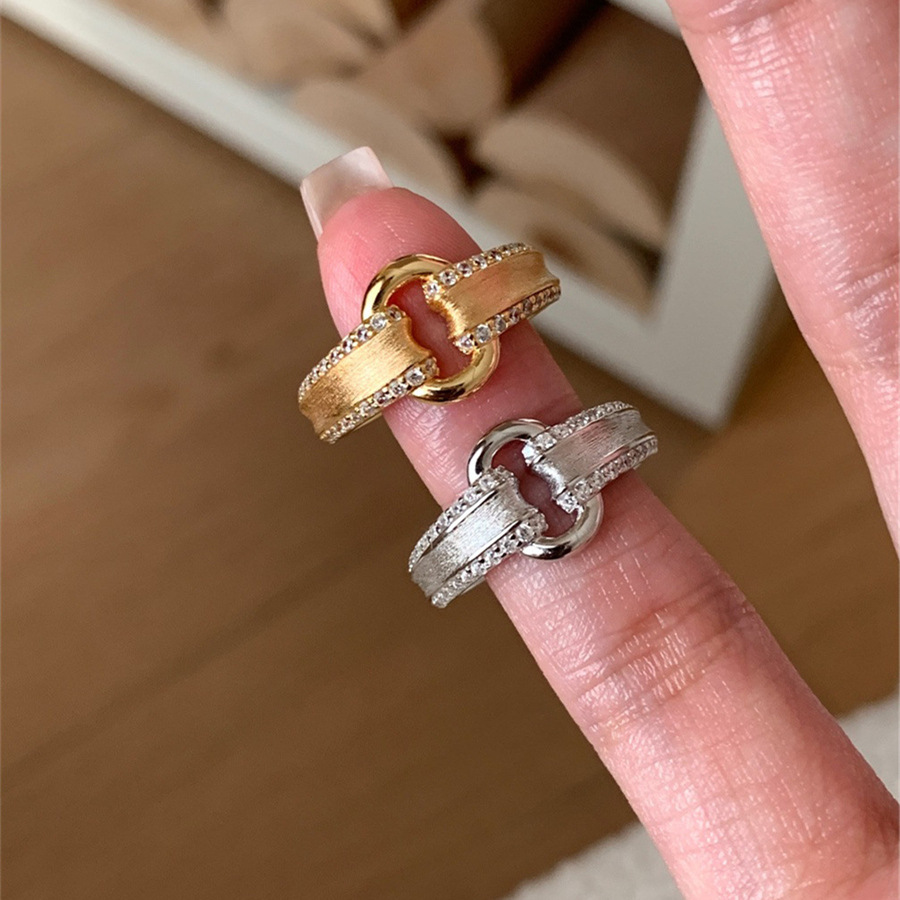 A mid-style brushed lock intaglio ring for women, with a light luxury, exquisite and niche design, exuding a unique sense of sophistication. A new open-top ring full figure