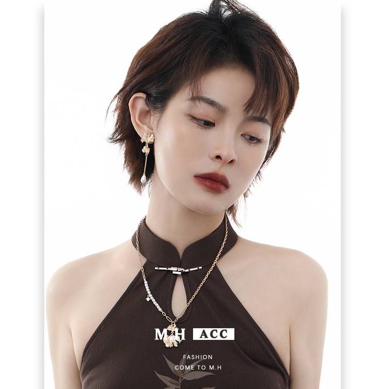 Ancient golden exquisite ginkgo leaf pearl earrings with a light luxury and high-end feel, new summer earrings, original innovative Chinese-style earrings details Picture