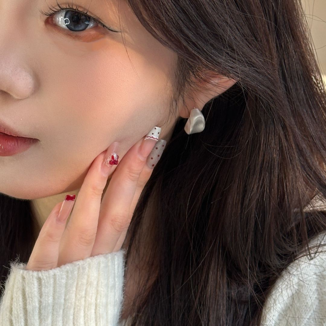 Silver brushed geometric stud earrings for women, a niche design with a high-end feel, a new bestseller in 2025, small and elegant earrings Specification drawing