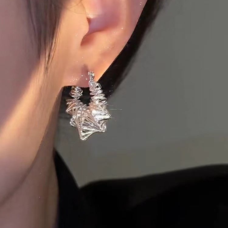 Unique and distinctive, intricately wound hollowed-out circle ear buckles, simple and fashionable, cold style, high-end feel, women's 2025 new earrings trend details Picture