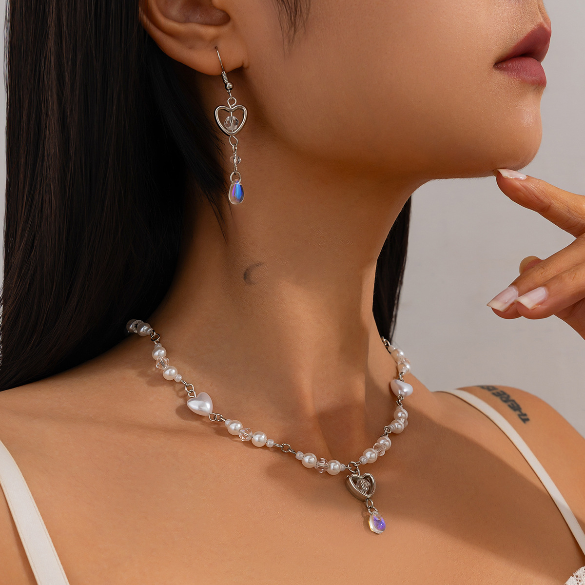 European and American cross-border jewelry design sense pearl beaded collarbone chain, fresh and cute heart-shaped alloy pendant necklace set details Picture