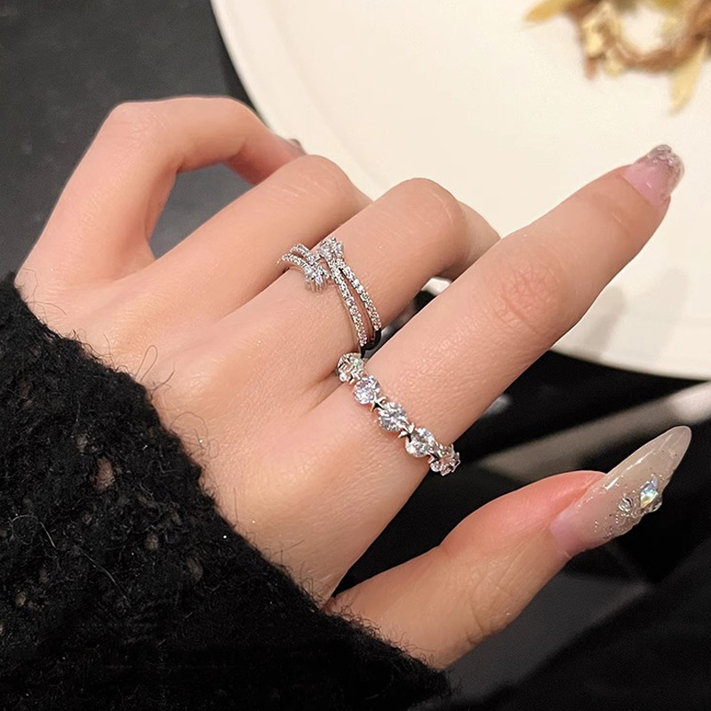 This is a niche design with a fashionable and elegant style. It features a double-layered star-encircled open ring with a cold and delicate diamond-encrusted five-pointed star ring full figure