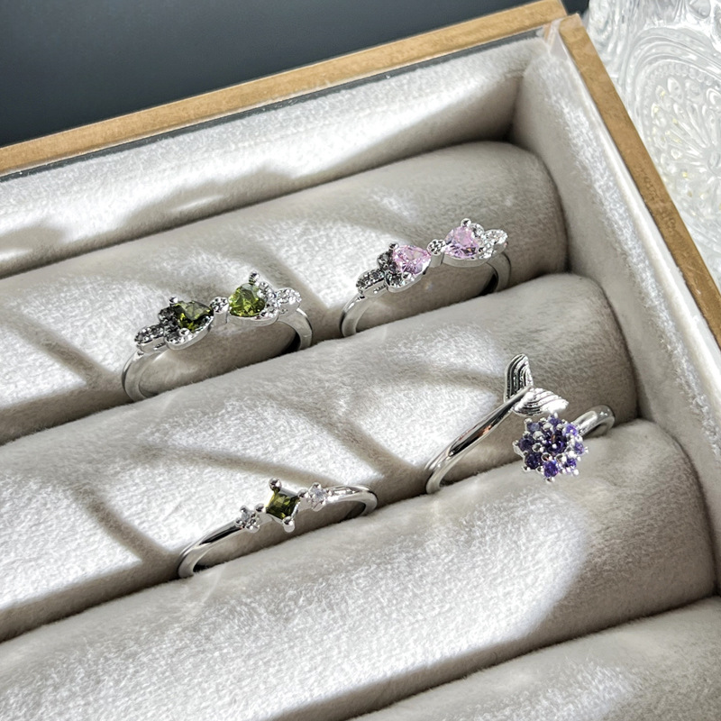 Minimalist plain circle purple diamond fish tail sweet and cool open ring for women, unique and high-end olive green bow ring Application Scenario
