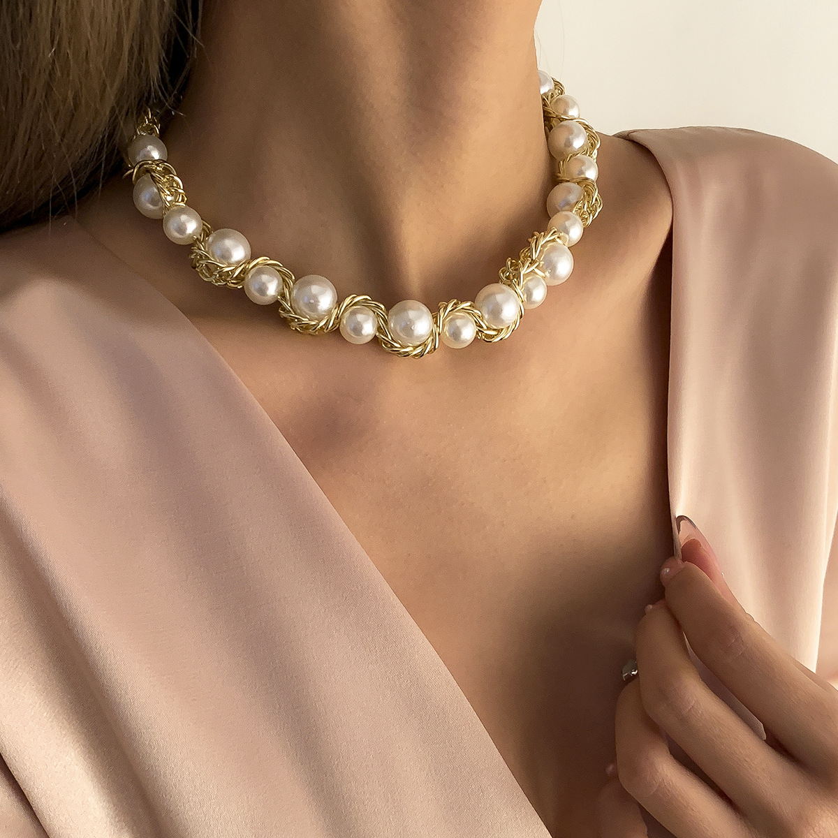 European and American retro single-layer woven and wrapped fashionable imitation pearl necklace, Baroque metal twist chain necklace and necklace accessory full figure