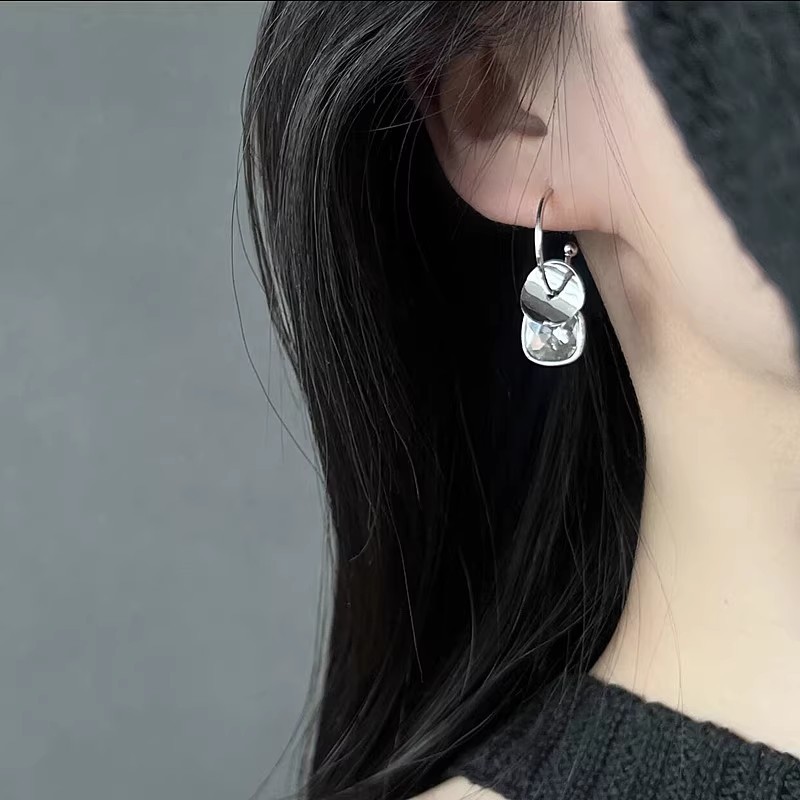 Simple and elegant square crystal earrings, new trendy circle earrings, versatile for daily use, high-end stud earrings Application Scenario