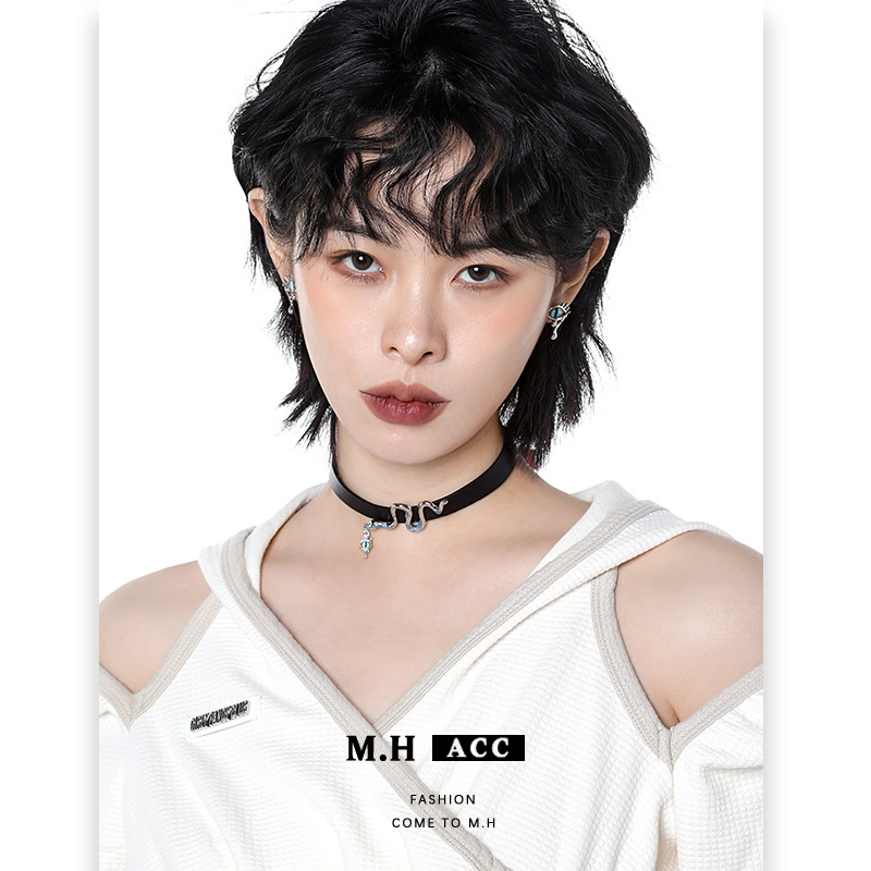 Original Devil's Eye Spirit Snake necklace, versatile and high-end pendant for women, light luxury, retro, sweet and cool style collarbone chain details Picture
