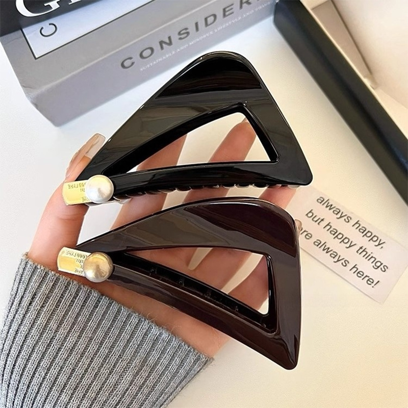 Triangular gold label pearl claw clip for women with a high-end feel 2025 new style of back head updo shark clip hair clip headwear details Picture