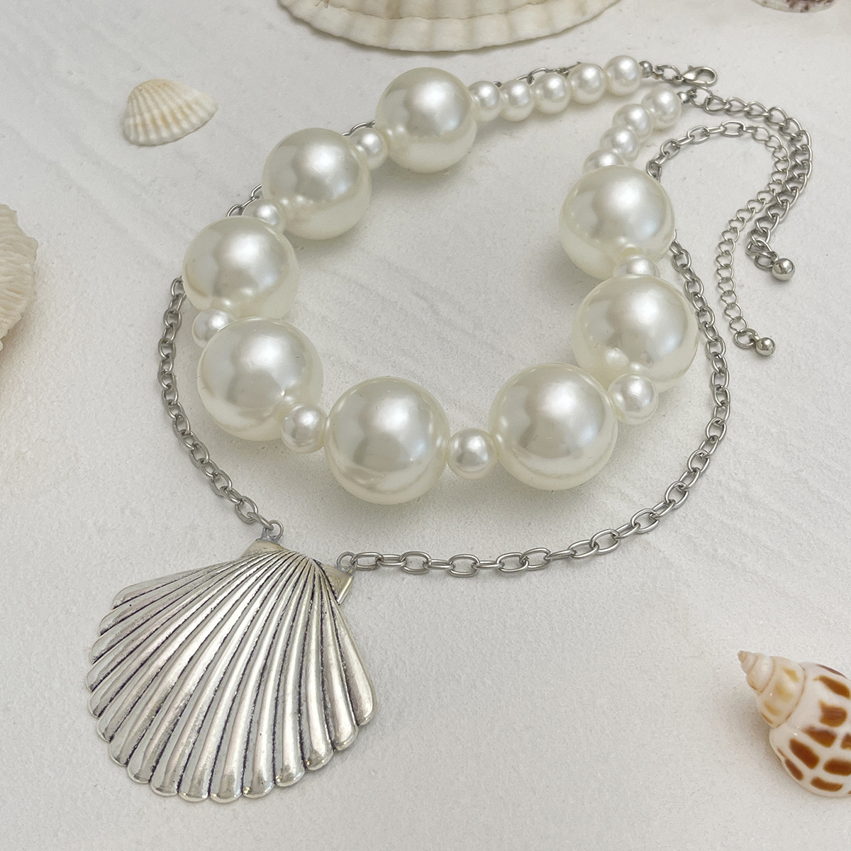 European and American cross-border jewelry vacation shell alloy pendant collarbone chain, elegant and refined pearl beaded multi-layer necklace Application Scenario
