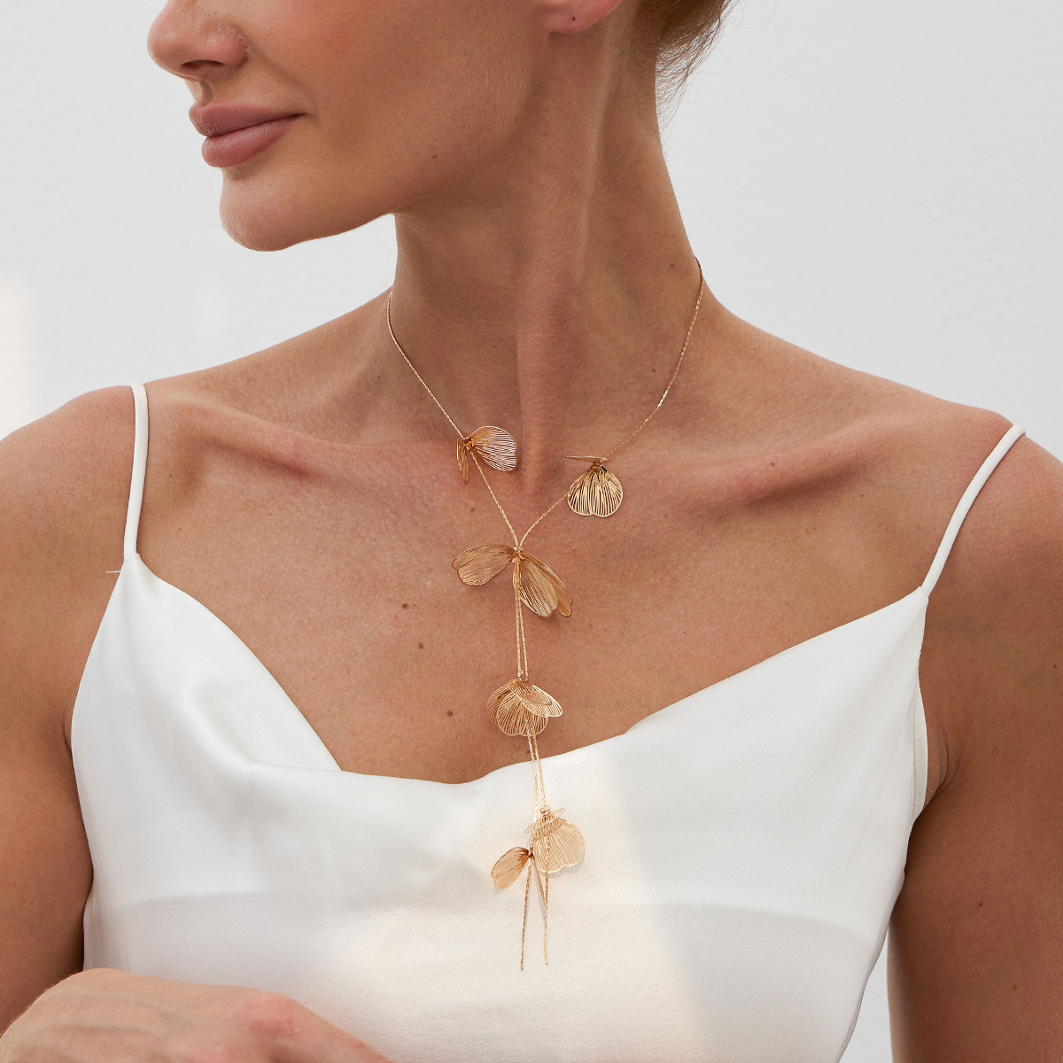 A niche retro ginkgo leaf tassel necklace from Europe and America, with a stylish design and a pull-out choker full figure