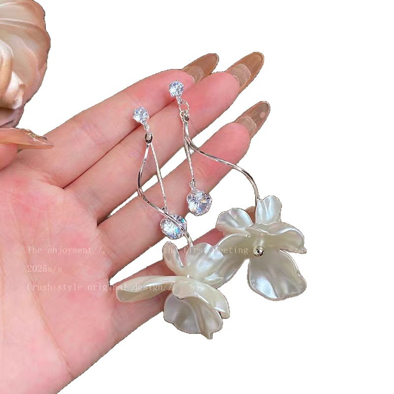 French retro white flower zirconium tassel earrings, women's light luxury and high-end vacation style stud earrings, absolutely beautiful earrings Item Picture