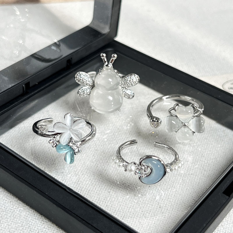 This light luxury, ethereal, carmedullary, rotatable flower opening ring is a trendy, fashionable and high-end ring for women Application Scenario