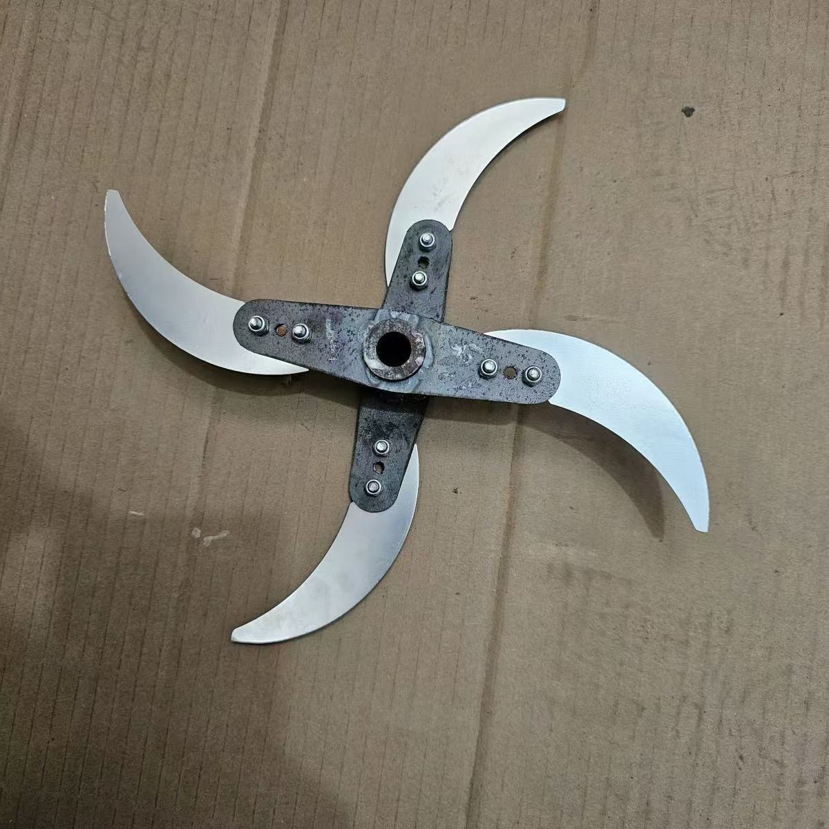 A set of special blades for homemade chicken, duck, goose and pig grass chippers, grass cutters and vegetable shredders Specification drawing