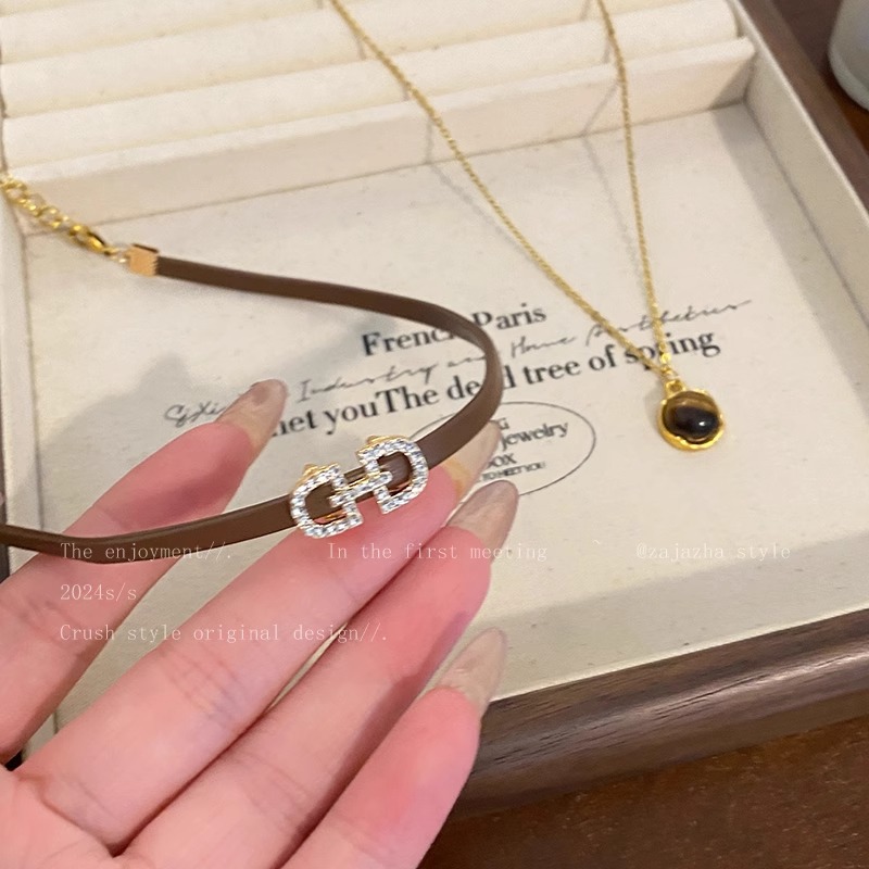 Tiger's eye coffee-colored leather double-layered necklace with a retro and light luxury feel, a unique sweet and cool style collarbone chain details Picture