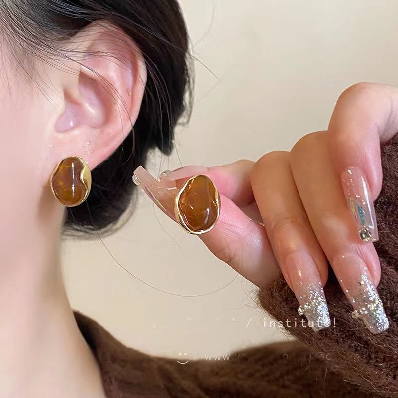 Maillard style ~ Amber stud earrings for women, retro Hong Kong style, high-end look, unique design, internet-famous style earrings full figure