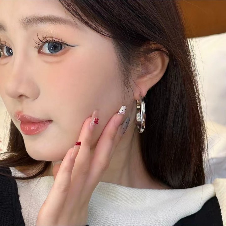 2025 New bestsellers: Hoop earrings for women, a light luxury and high-end look, plain hoop autumn and winter earrings, exaggerated large ear rings and stud earrings details Picture