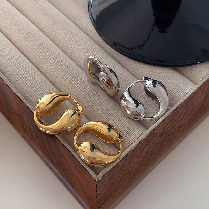Metal teardrop ear rings 2025 new bestseller design earrings, light luxury and high-end style, unique European and American style ear buckles Application Scenario