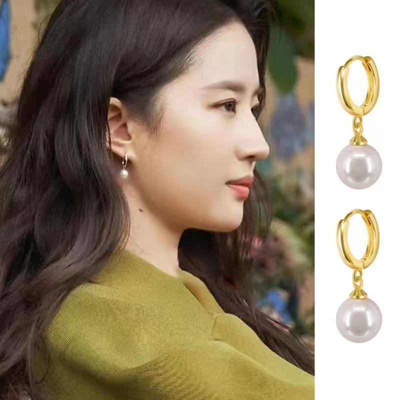 Liu Yifei's single-pearl ear buckles are simple, versatile, fashionable and light luxury earrings with a niche design sense full figure