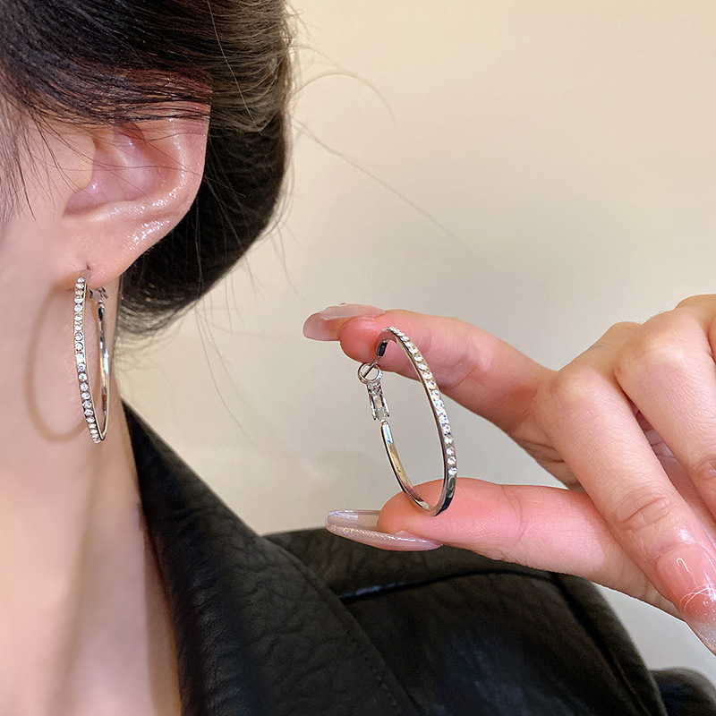 Exaggerated diamond-encrusted large circle earrings from Europe and America, with a cold and aloof female style, exude a unique and high-end feel. Versatile ear rings, a personalized and best-selling ear accessory Application Scenario