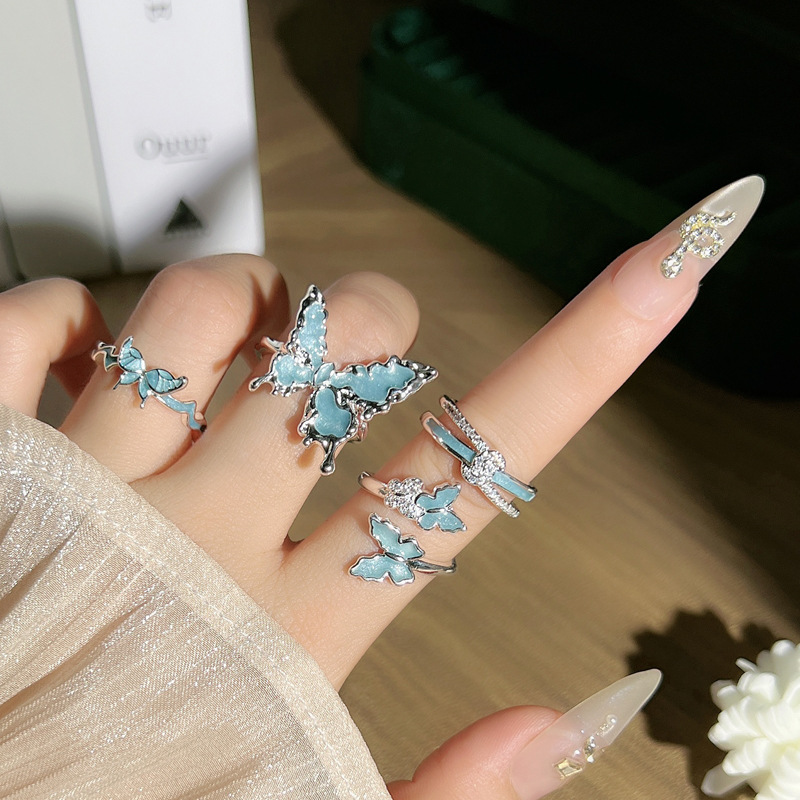 The new silver-white-blue gilded enamel liquid butterfly opening ring for women features a simple and niche design with a light luxury feel full figure