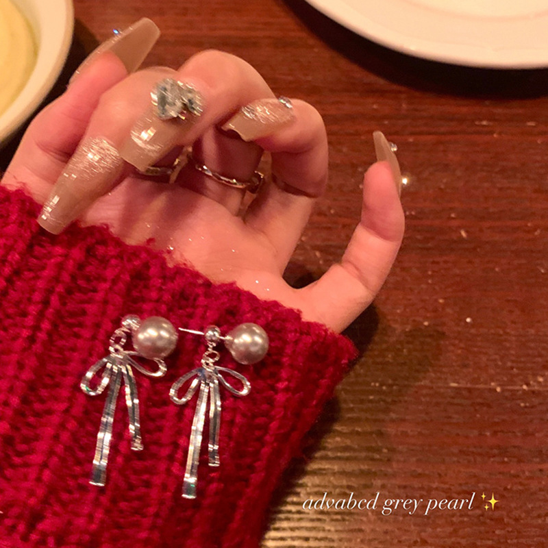 A high-end grey pearl earring, a bestseller for women in the autumn and winter of 2023 with a bow, a pair of earrings worn by socialites and Internet celebrities Specification drawing