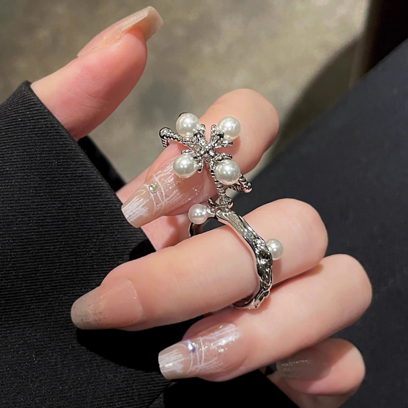 The 2023 new retro French pearl ring features a niche design, fashionable and individualistic index finger ring with an open opening and a high-end feel details Picture