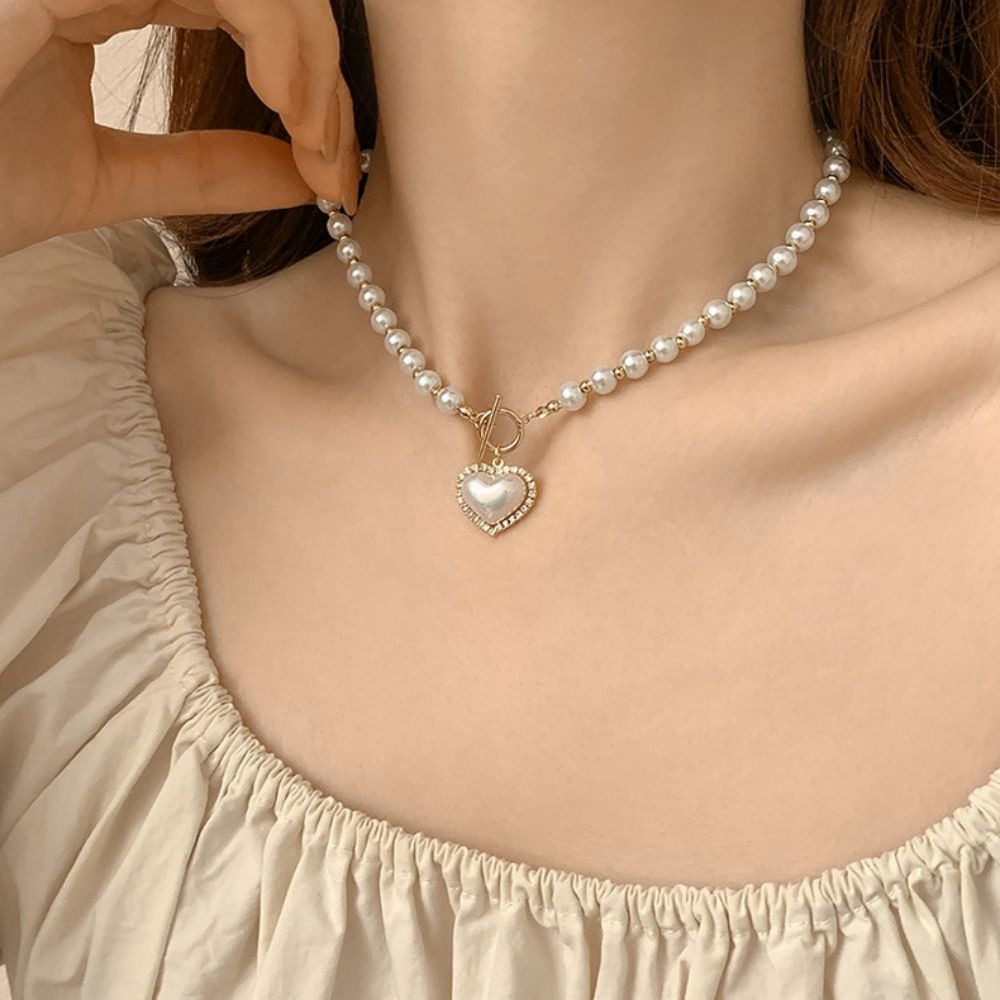 French Baroque pearl heart necklace, light luxury and elegant female heart collarbone chain, 2023 new style chanel-style pendant full figure
