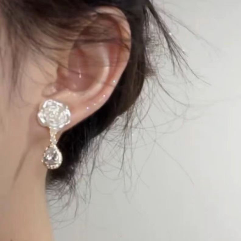 Camellia earrings for women 2025 New bestsellers, light luxury and high-end style ear studs, sweet and versatile, trendy ins earrings Application Scenario