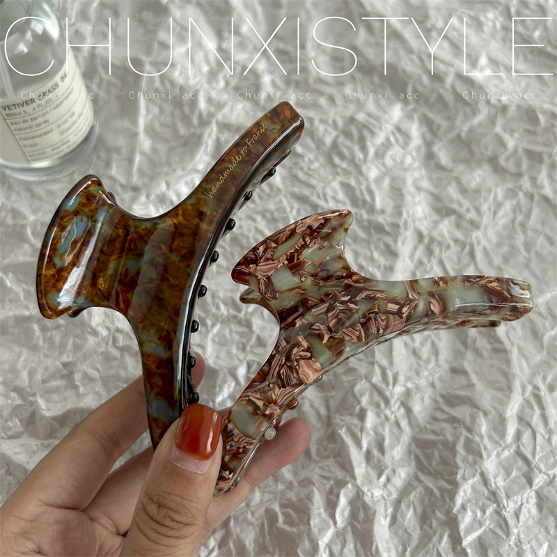 The high-end, deep floral acetate grabber exudes a French atmosphere. The back of the head is a stylish and high-quality, retro shark grabber Application Scenario