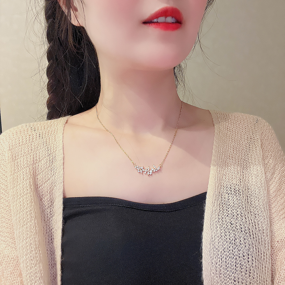 The petal zircon necklace is a versatile, niche, simple and exquisite titanium steel collarbone chain with a high-end feel and an ethereal charm. It is a light luxury necklace details Picture