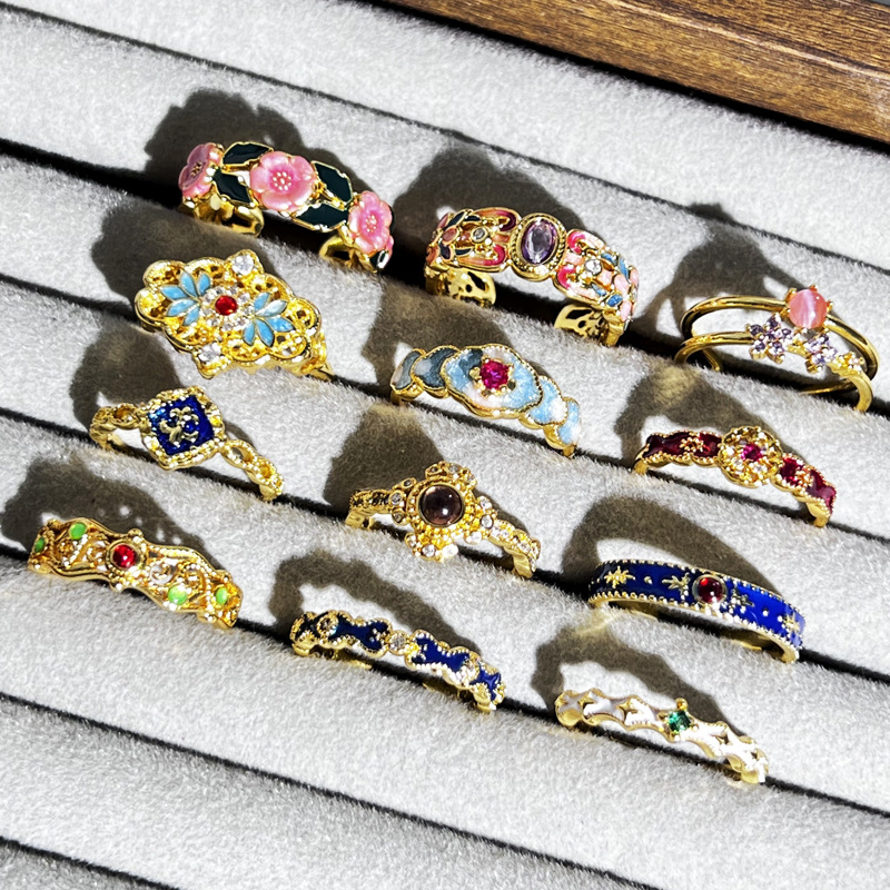 This is a sweet and cool retro lace ring with a national trend style and enamel drop glaze. It is a delicate index finger ring with a unique feminine charm and a touch of light luxury and sophistication Specification drawing