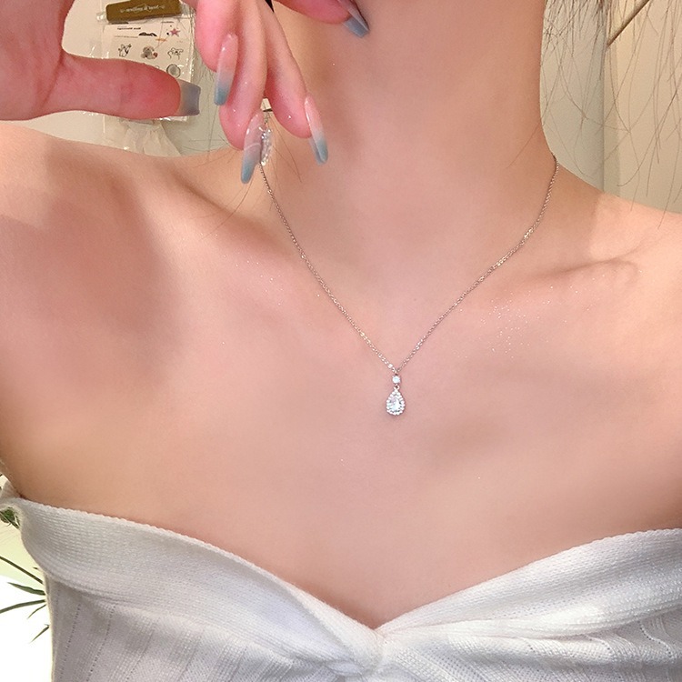 The elegant water drop fine necklace for women, with a light luxury and niche design sense, is fashionable and internet-famous. The zircon pendant collarbone chain is trendy Specification drawing