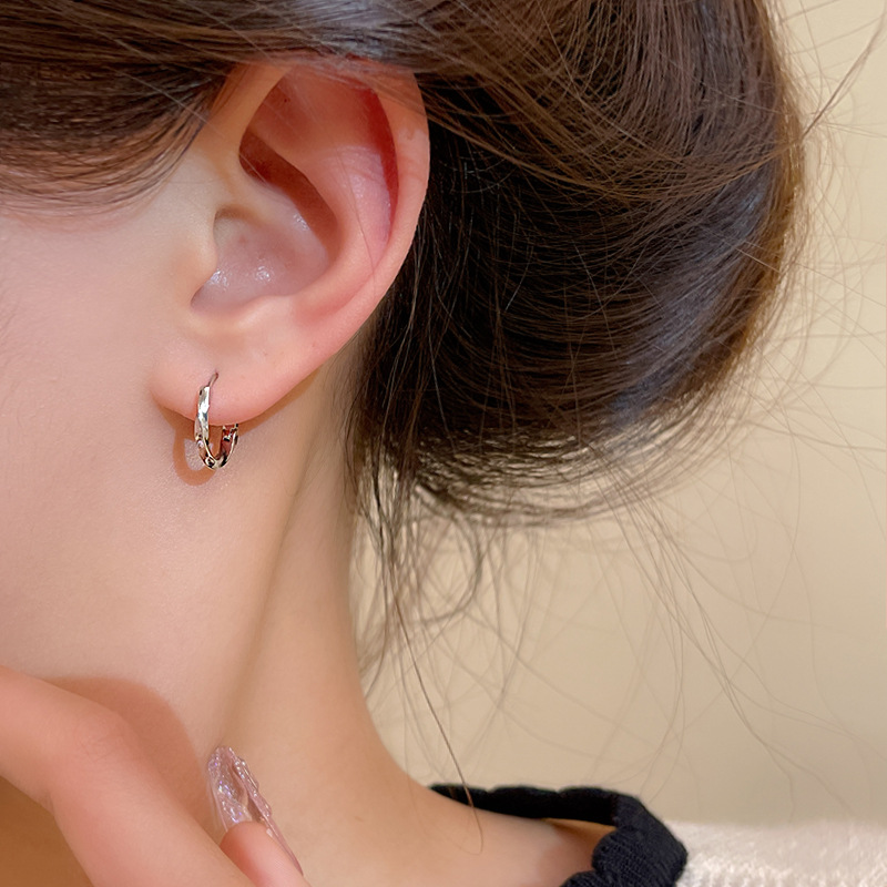 Wholesale of new Korean minimalist plain ear loops, women's light luxury, niche, and trendy twisted earrings and stud earrings Application Scenario