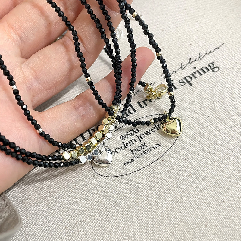 Black crystal metal heart-shaped necklace, a unique design for women, retro and individual, simple and versatile, elegant neckchain and collarbone chain details Picture