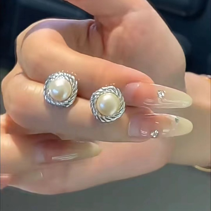 Retro French pearl stud earrings for women, new trendy, high-end, elegant and grand earrings, niche design sense, cold style earrings full figure