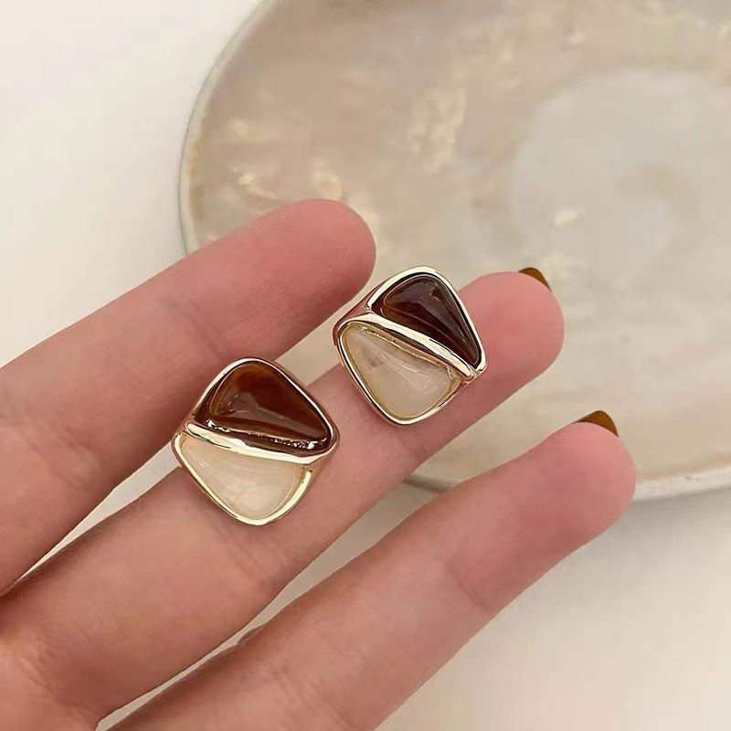 High-end retro coffee-colored stud earrings for women, a new bestseller in the autumn and winter of 2025, featuring a Hong Kong-style earring for daily wear and a trendy accessory full figure