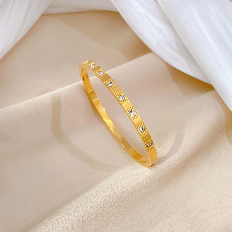 【 All-titanium Steel 】 European and American INS style full diamond titanium steel bracelet, minimalist cross-border retro fashionable stainless steel jewelry Application Scenario