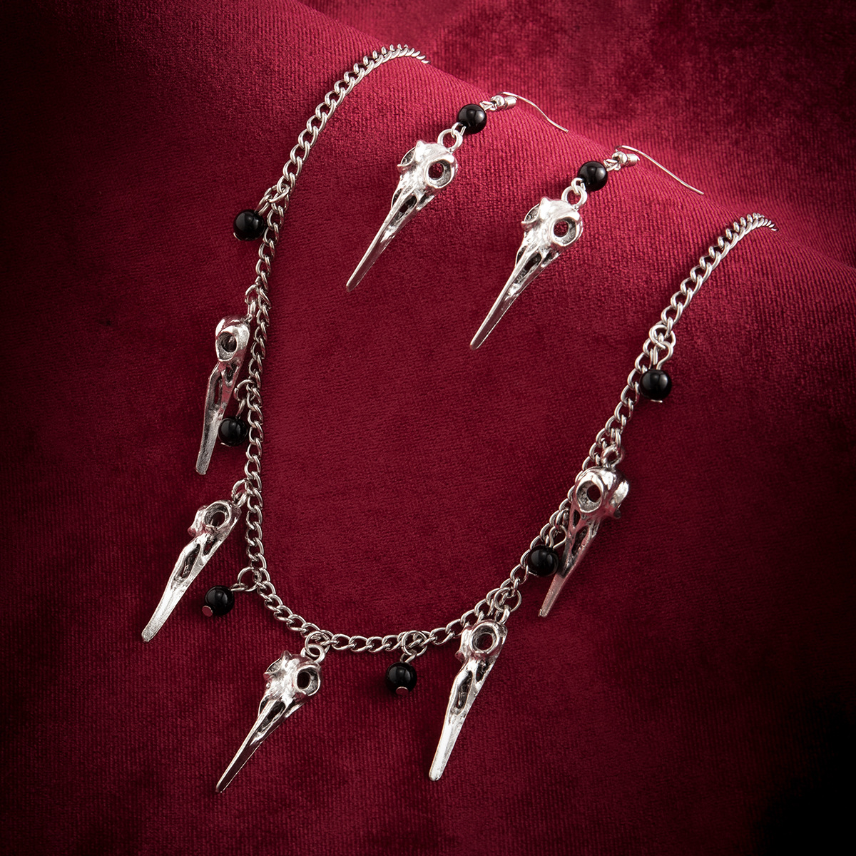 European and American cross-border accessories Halloween punk pointed-mouthed ghost skull necklace, niche exaggerated metal tassel necklace Application Scenario