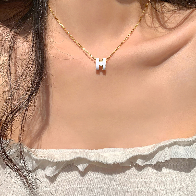 H-letter oil-dripping necklace for women, 2024 new style collarbone chain, light luxury and niche design sense pendant sweater chain wholesale Specification drawing