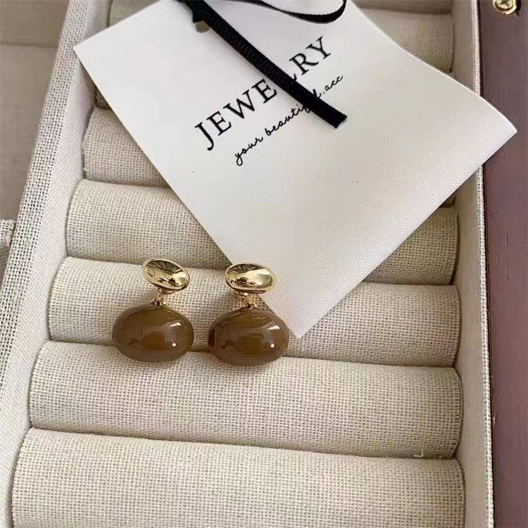 Meet Maillard ~ Two pairs of light luxury and high-end earrings with bean stud earrings for women in Dongdaemun, South Korea, with a unique and versatile style Application Scenario