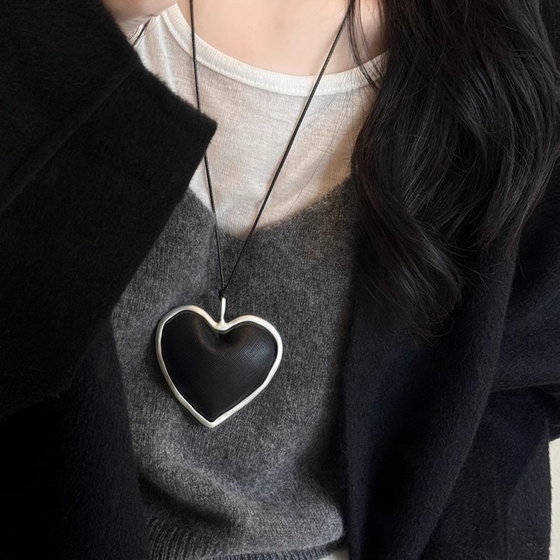 The black and white heart-shaped necklace with the same color as the blogger, a versatile collarbone chain for women's fashion on Instagram, and a sweater chain with a strong atmosphere for autumn and winter full figure