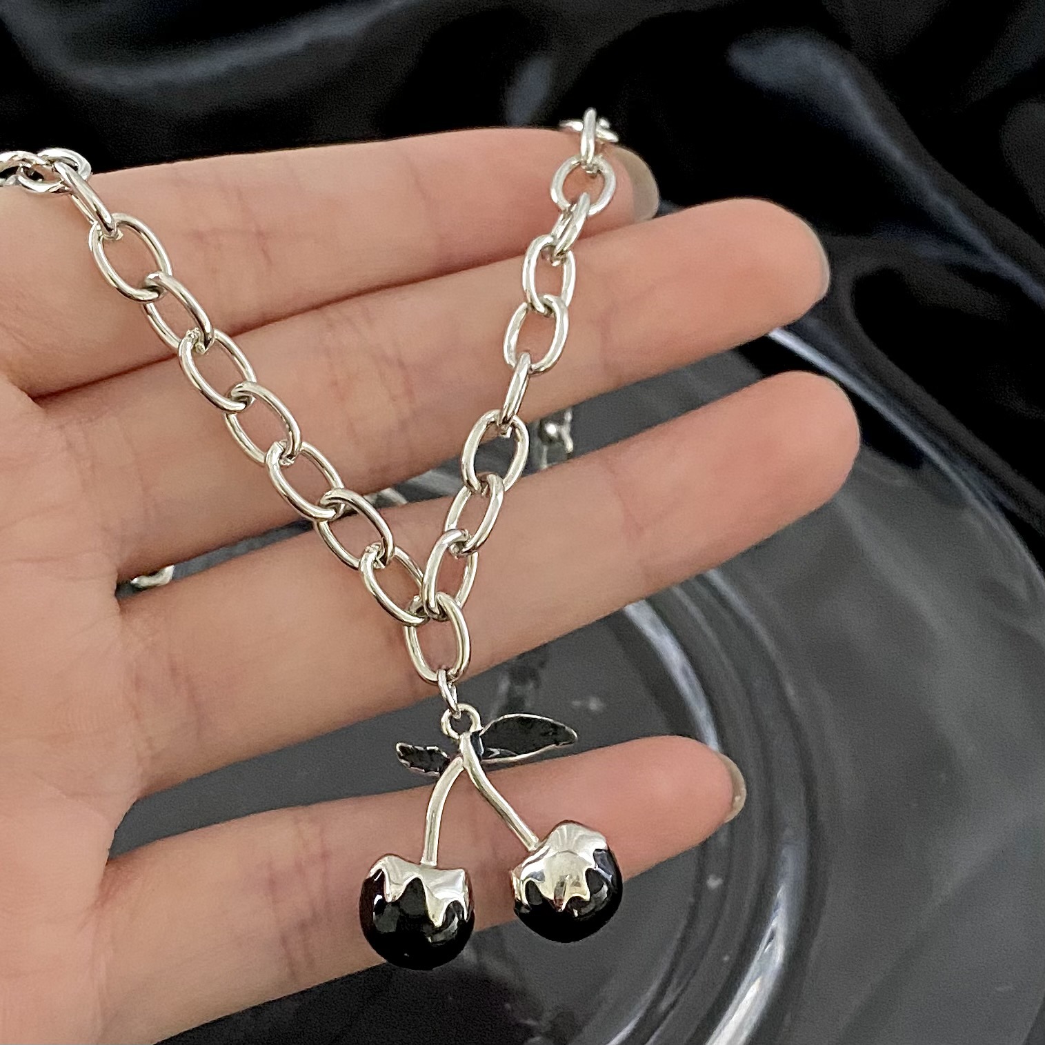 Sweet and cool black cherry necklace, female collarbone chain, Instagram hip-hop hot girl dancing, niche design neck accessory Specification drawing
