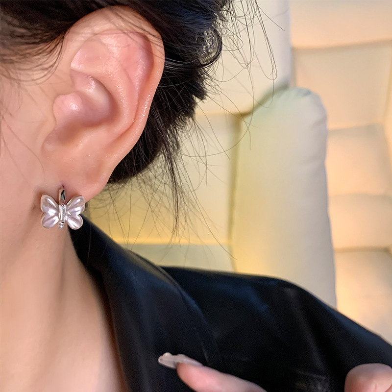 Korean style fashionable and high-end Zircon butterfly ear buckles for women 2024 new bestsellers, versatile and elegant light luxury earrings wholesale Application Scenario