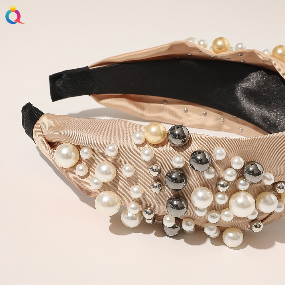 Qiyue's new cross-border pearl headband with wide edges, PU leather headband and fashionable pleated headwear for women wholesale Application Scenario