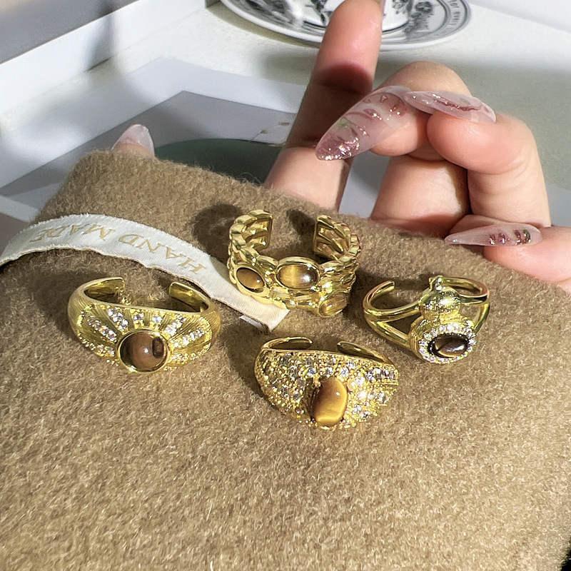 The mid-style brushed tiger's eye stone ring for women features a light luxury and niche design. The retro gourd is exquisite and versatile, making it a trendy index finger ring full figure