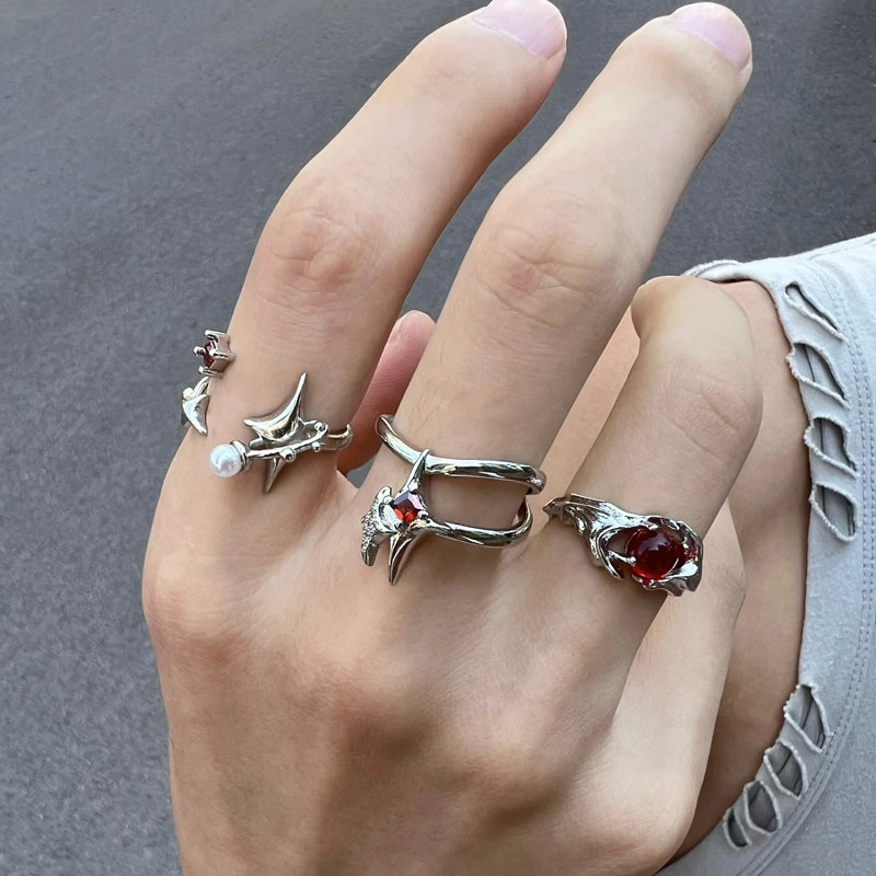 The irregular texture open ring with a unique European and American style, designed by actress Mang, is a hip-hop high-end and trendy ring for both men and women Application Scenario