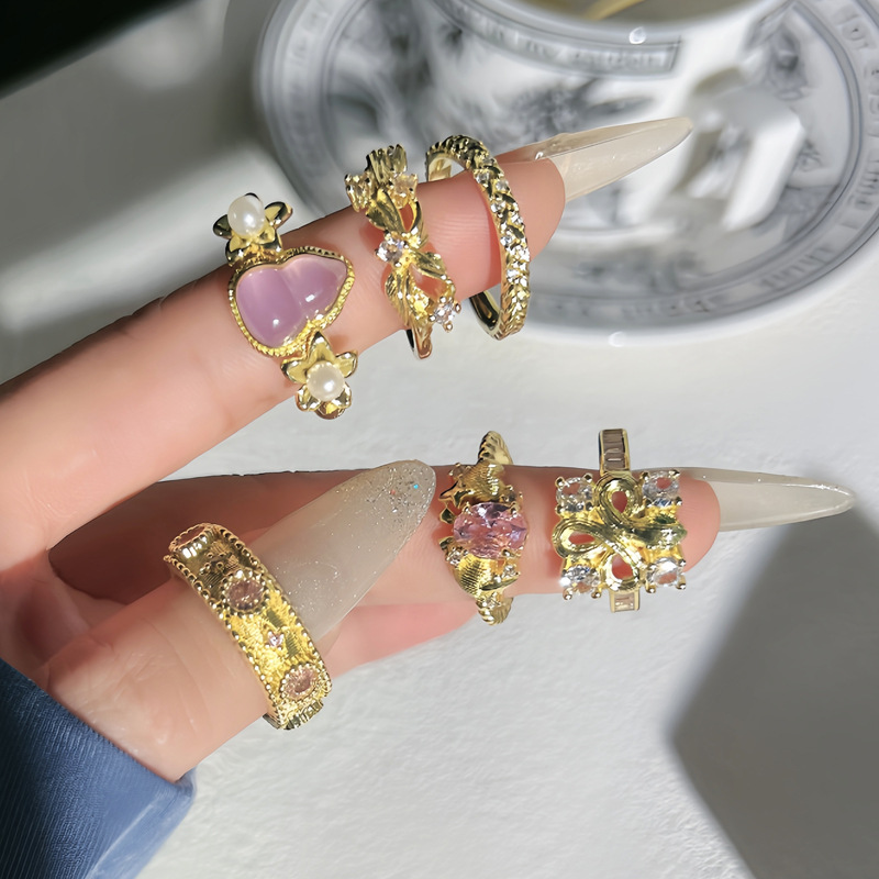 A light luxury ring with a court-style Italian weave pattern, gold brushed iris, and a sweet and cool ring with a transparent gourd and pink diamonds Specification drawing