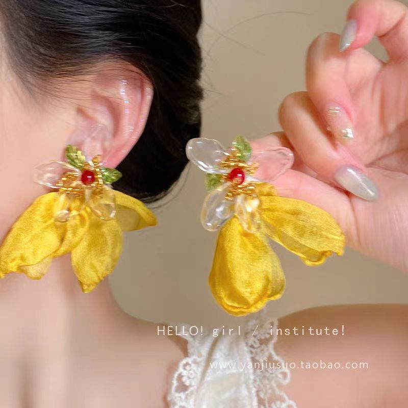 Super fairy earrings, yellow chiffon flower, personalized and exaggerated earrings, stud earrings, new vacation and travel accessories full figure